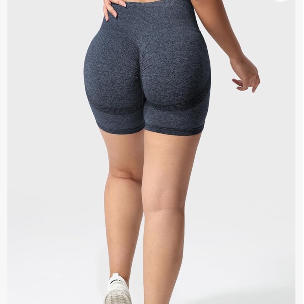 Women’s High Waist Scrunch Butt Seamless Workout/Yoga Shorts - L - NWOT